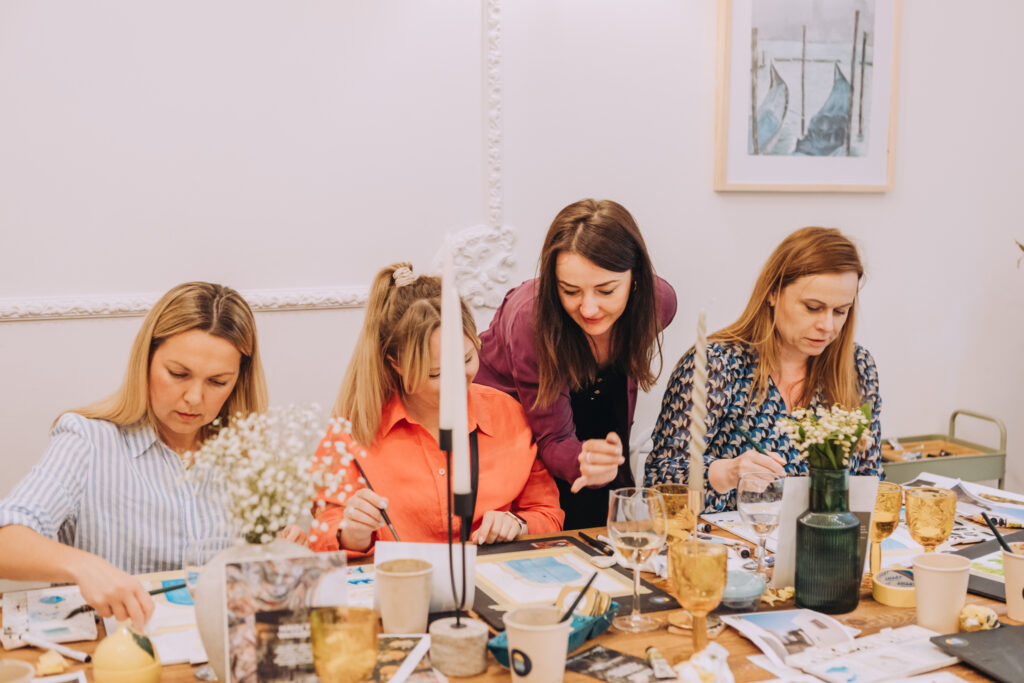 Uczestnicy warsztatów akwareli w Krakowie tworzą swoje pierwsze obrazy – artystyczny team building