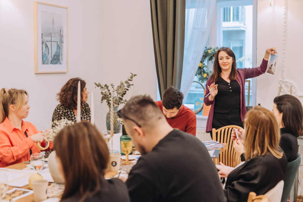 Efekty warsztatów akwareli w Krakowie – unikalne obrazy uczestników jako pamiątka team buildingu