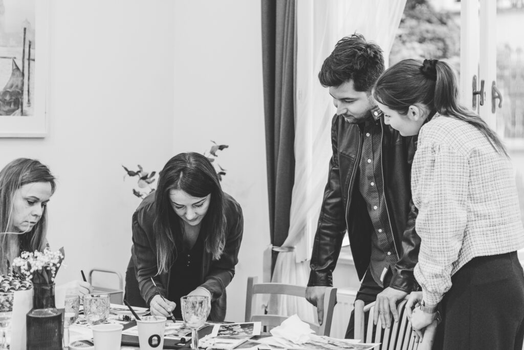 Podsumowanie warsztatów akwareli dla firm w Krakowie – pomoc artystki Aga Moleda podczas warsztatów