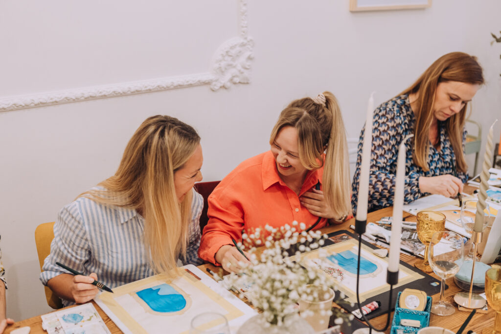 dobra zabawa warsztatów akwareli dla firm w Krakowie – zadowoleni uczestnicy i artystyczne prace