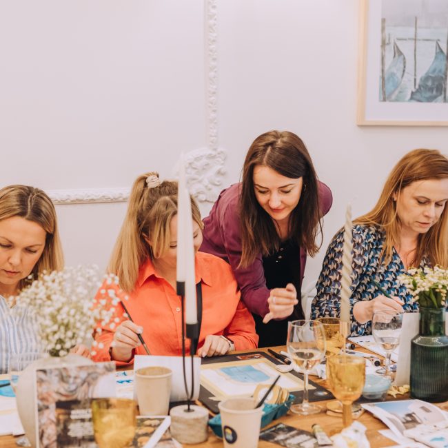 Uczestnicy warsztatów akwareli w Krakowie tworzą swoje pierwsze obrazy – artystyczny team building